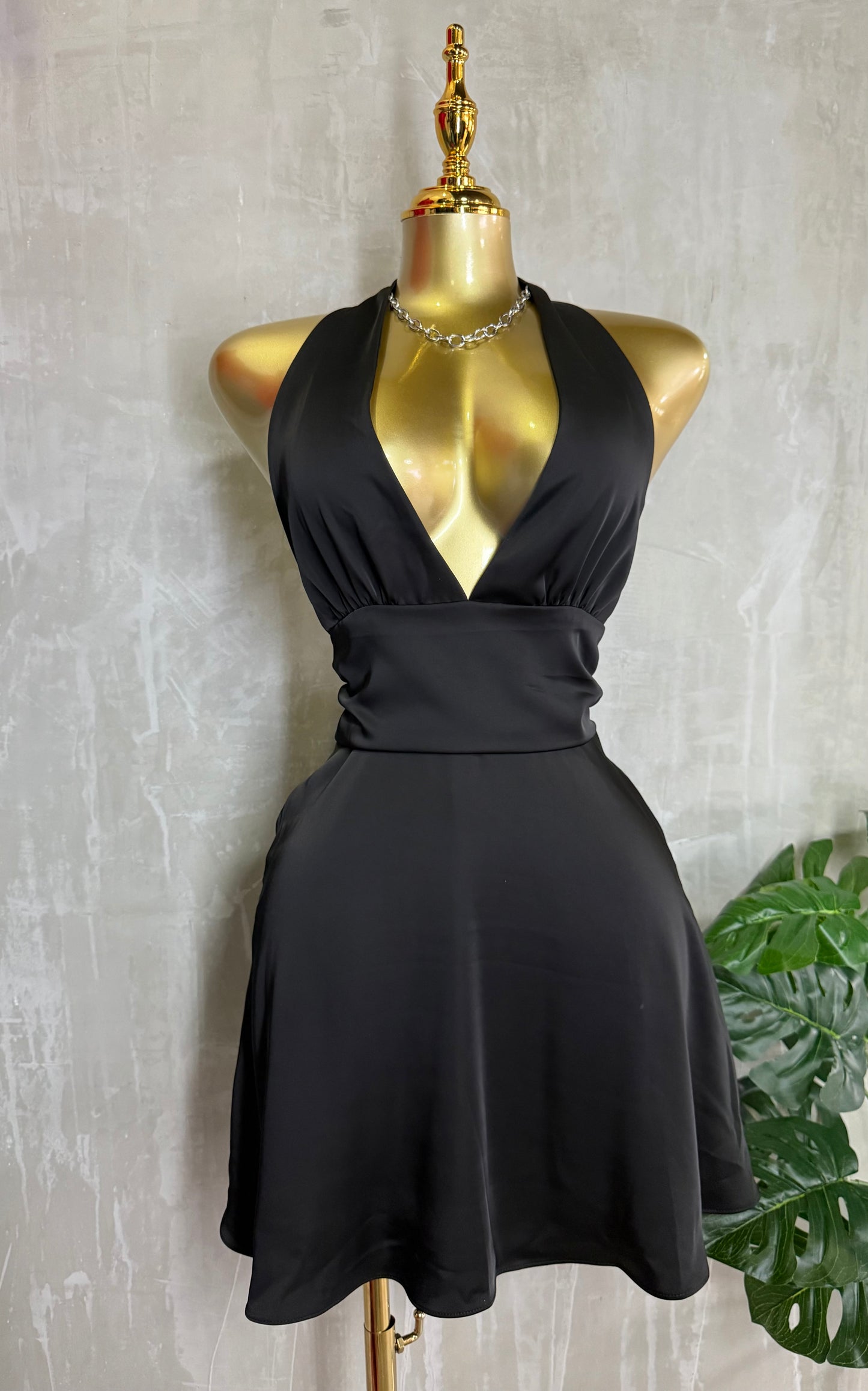 Vestido Corto con Escote Halter y Lazo Ajustable Negro