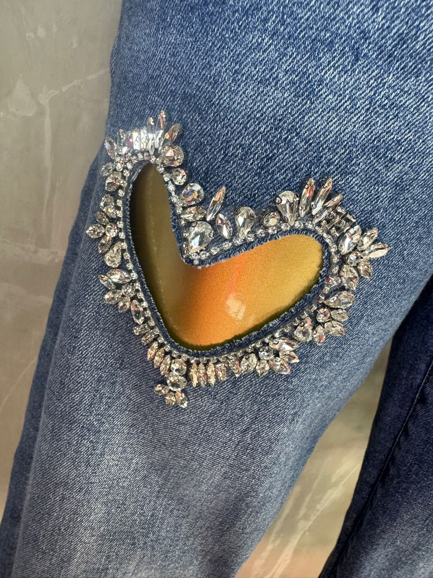 Mahón “Heart Glow” con Detalle en Pedrería