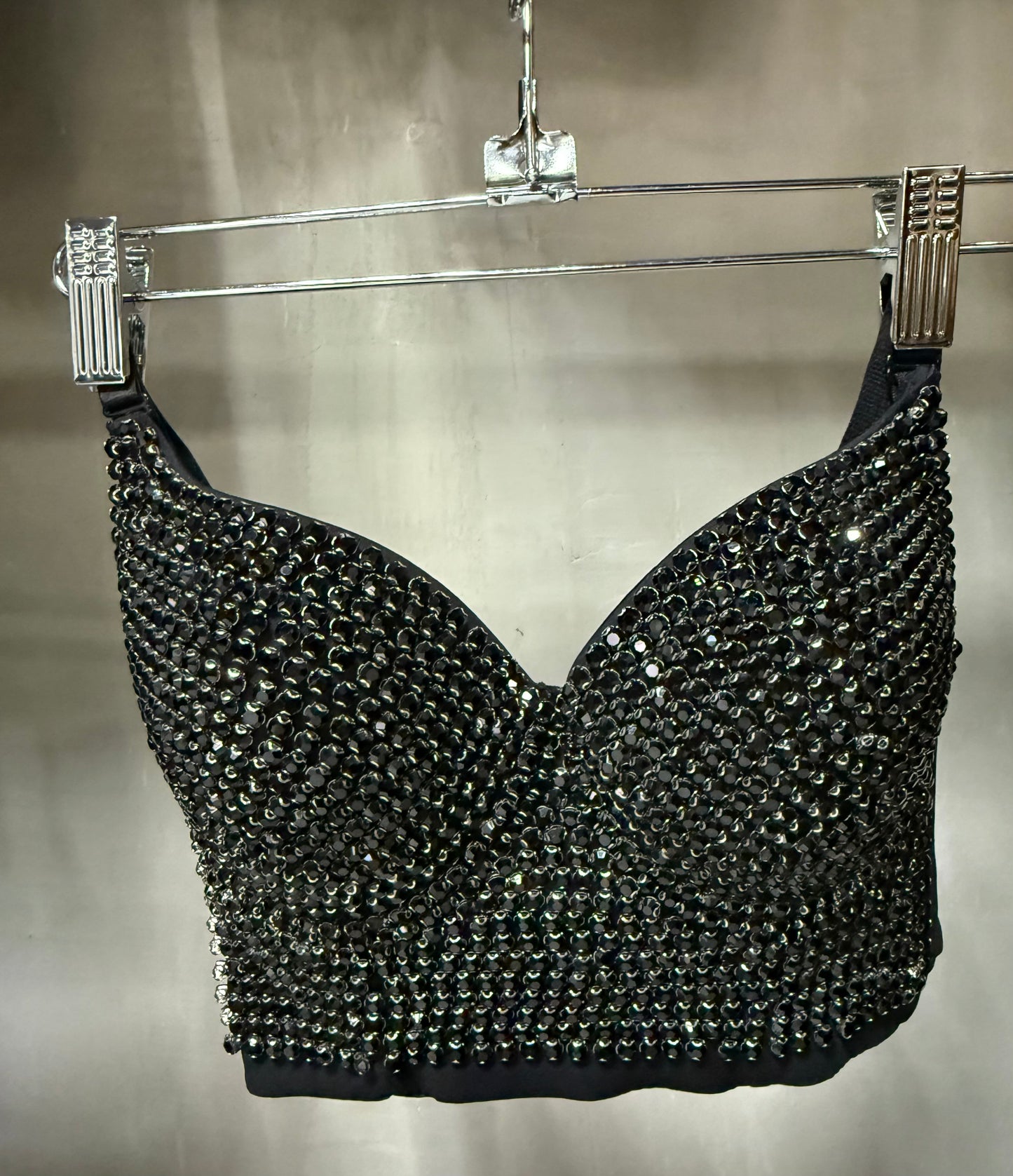 Top tipo bralette con pedrería negra