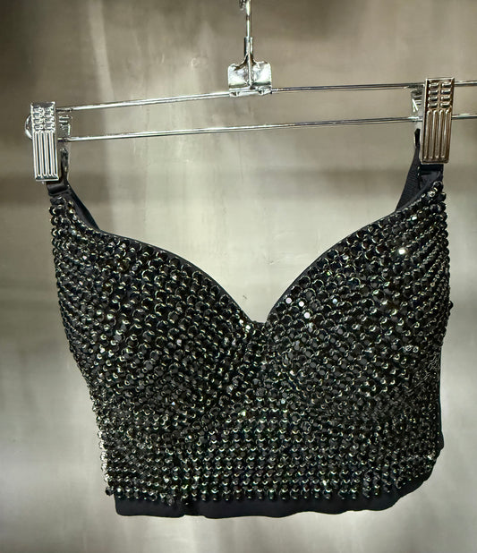 Top tipo bralette con pedrería negra