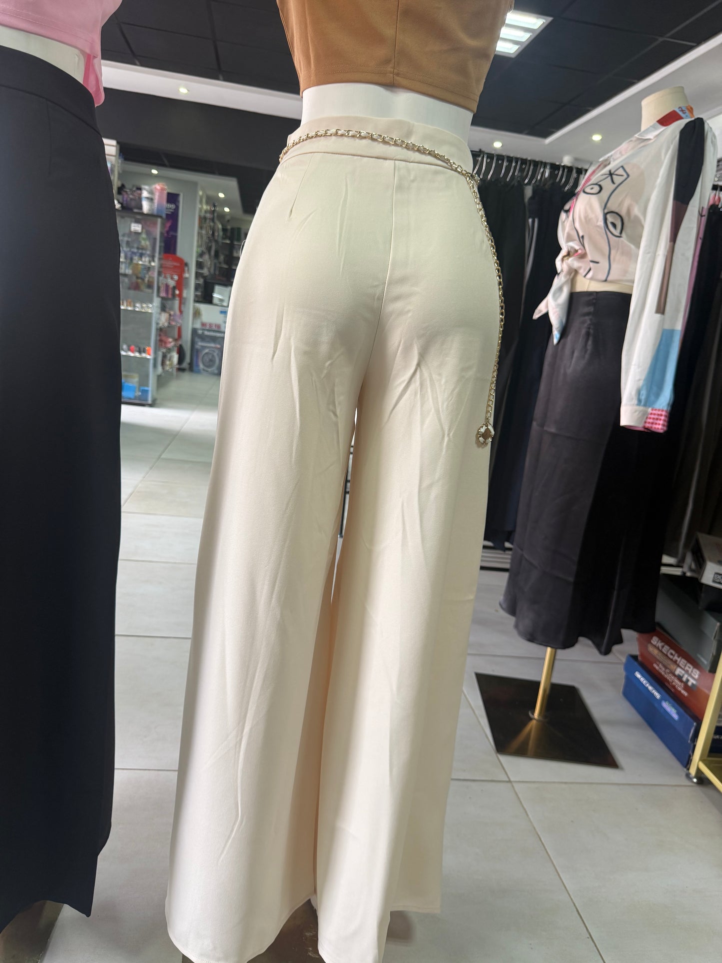 Pantalón Palazzo Elegante Crema con Bolsillos Frontales y Cadena Decorativa