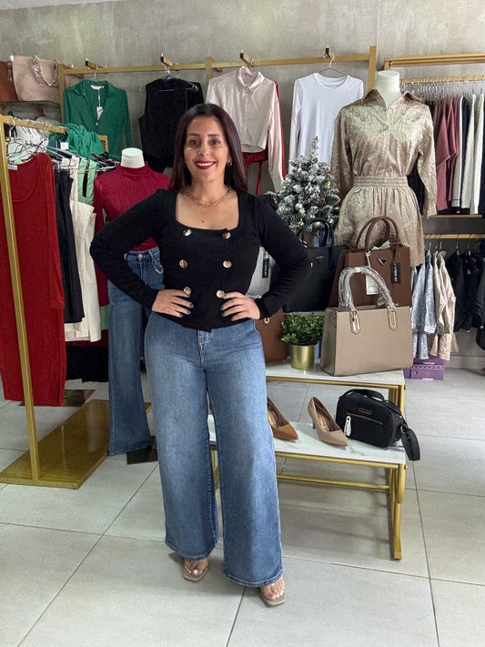 Blusa Negra con Botones Dorados – Elegancia Casual