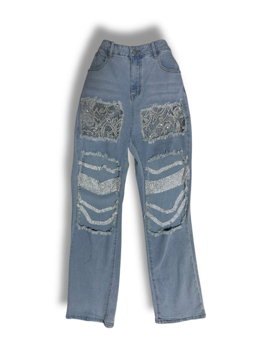 Mahón con Aberturas y Detalles Brillantes – Glamour y Estilo en Cada Paso