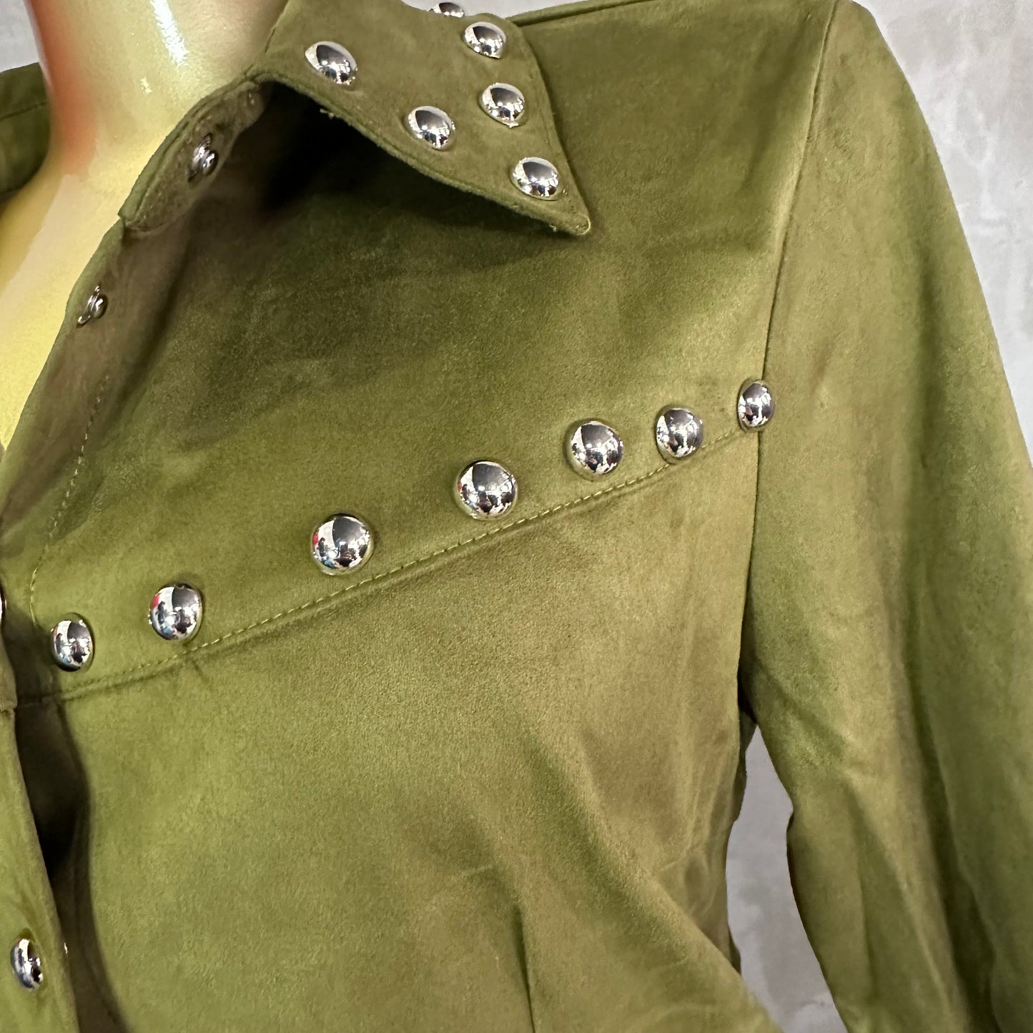 Set Verde Oliva con Detalles Metálicos