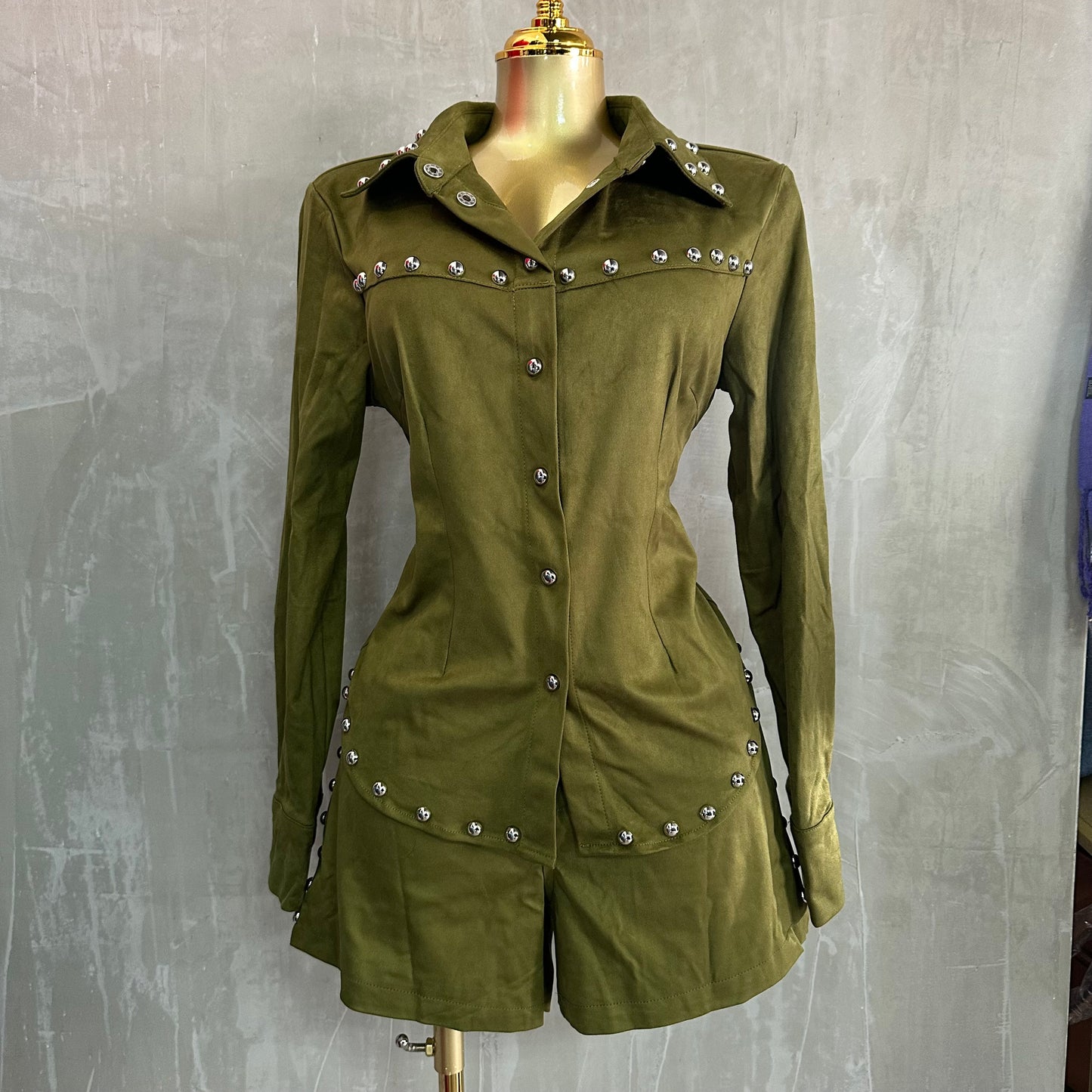 Set Verde Oliva con Detalles Metálicos