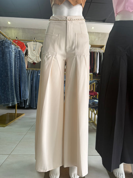 Pantalón Palazzo Elegante Crema con Bolsillos Frontales y Cadena Decorativa
