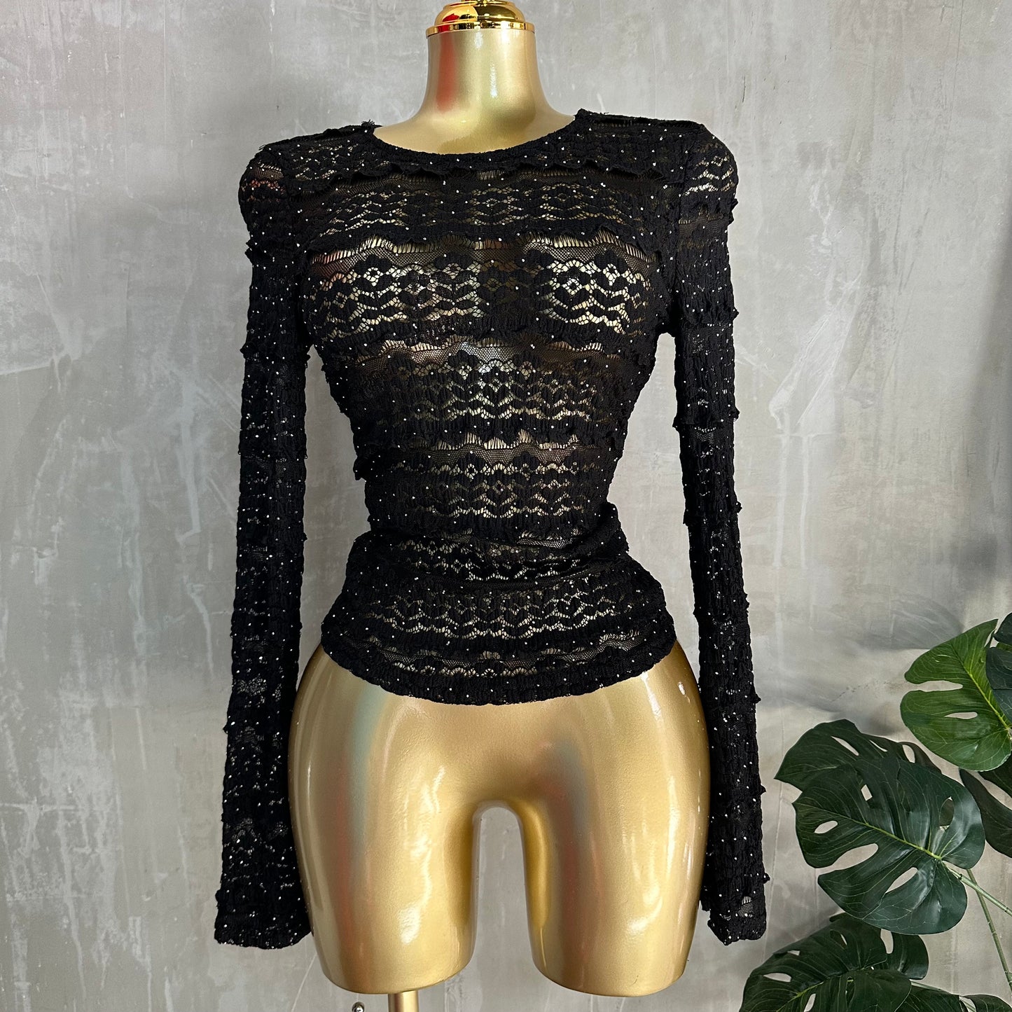 Blusa Negra de Encaje Transparente con Detalles Rhinestone