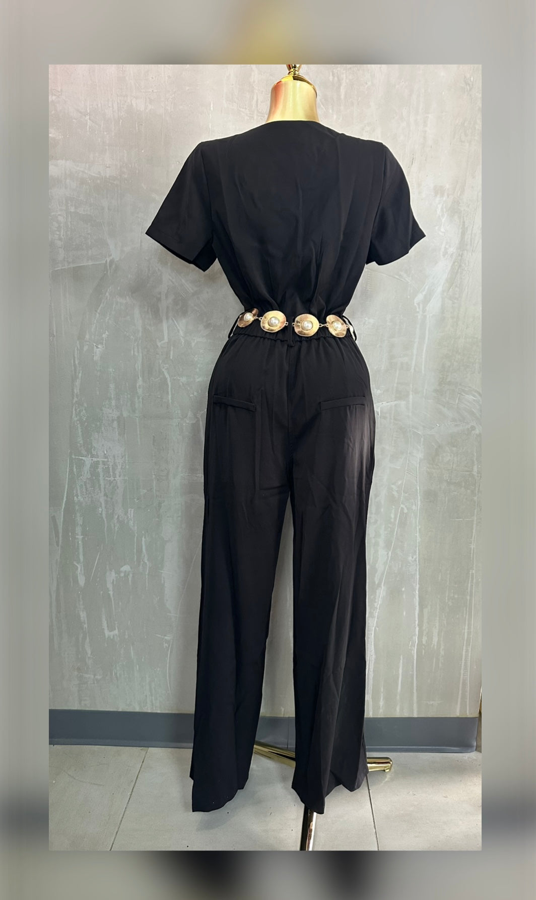 Jumpsuit Negro Elegante con Botones y Cinturón Dorado