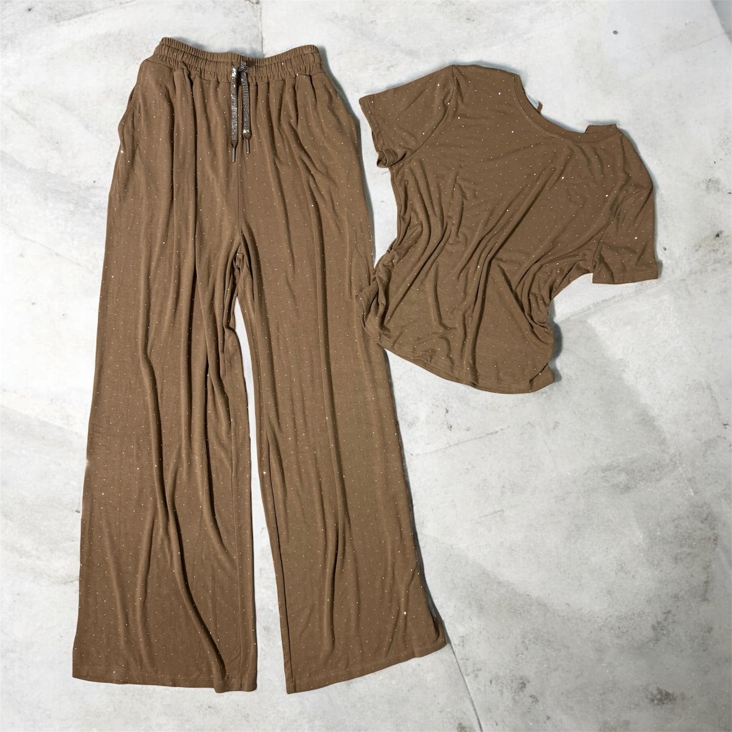 Conjunto de Dos Piezas Plus Beige con Brillos