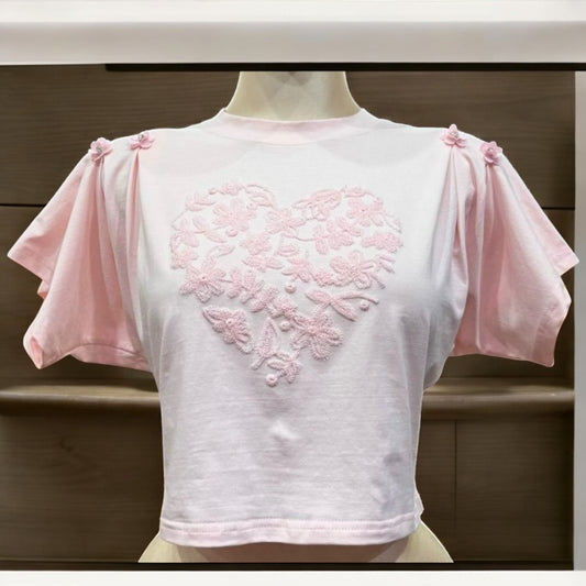 Blusa Rosada con Bordado de Corazón y Detalles Florales