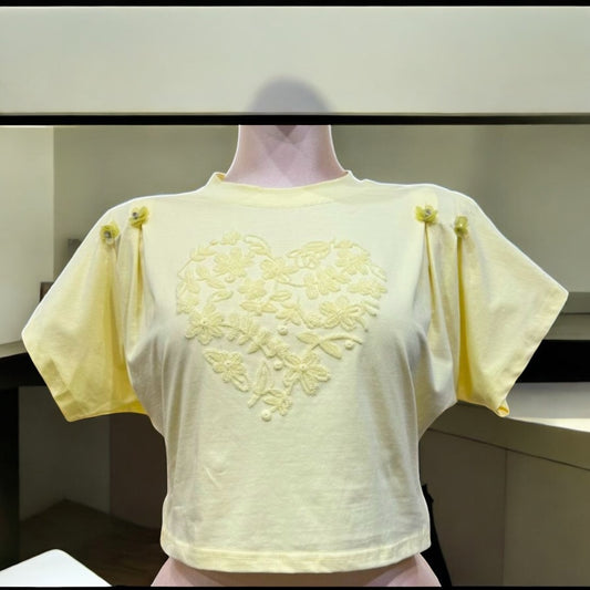 Blusa Amarilla con Bordado de Corazón y Detalles Florales