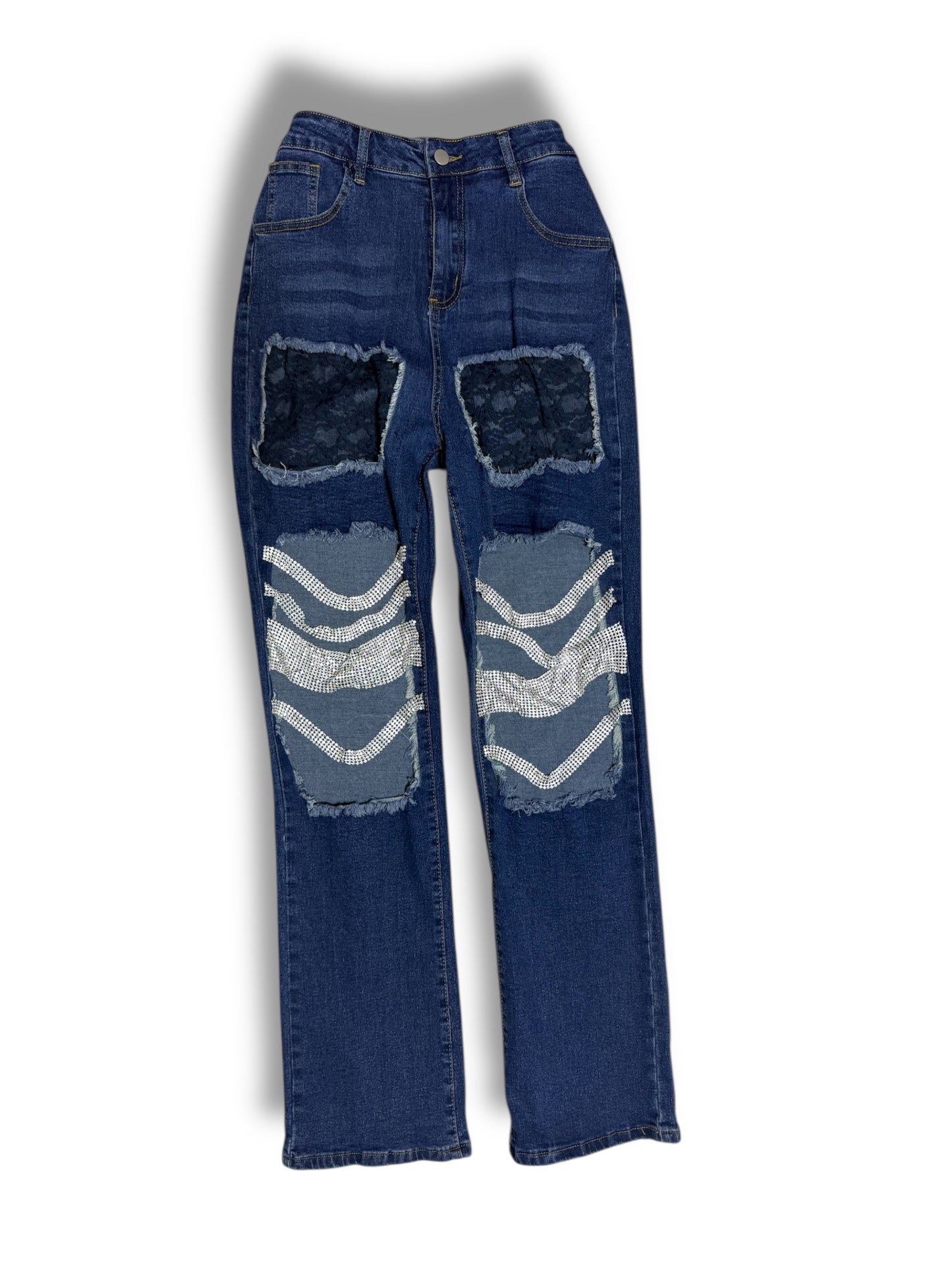 Mahón con Aberturas y Detalles Brillantes – Glamour y Estilo en Cada Paso