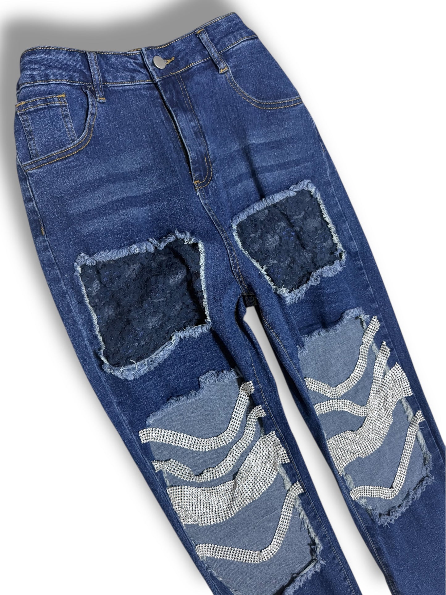 Mahón con Aberturas y Detalles Brillantes – Glamour y Estilo en Cada Paso