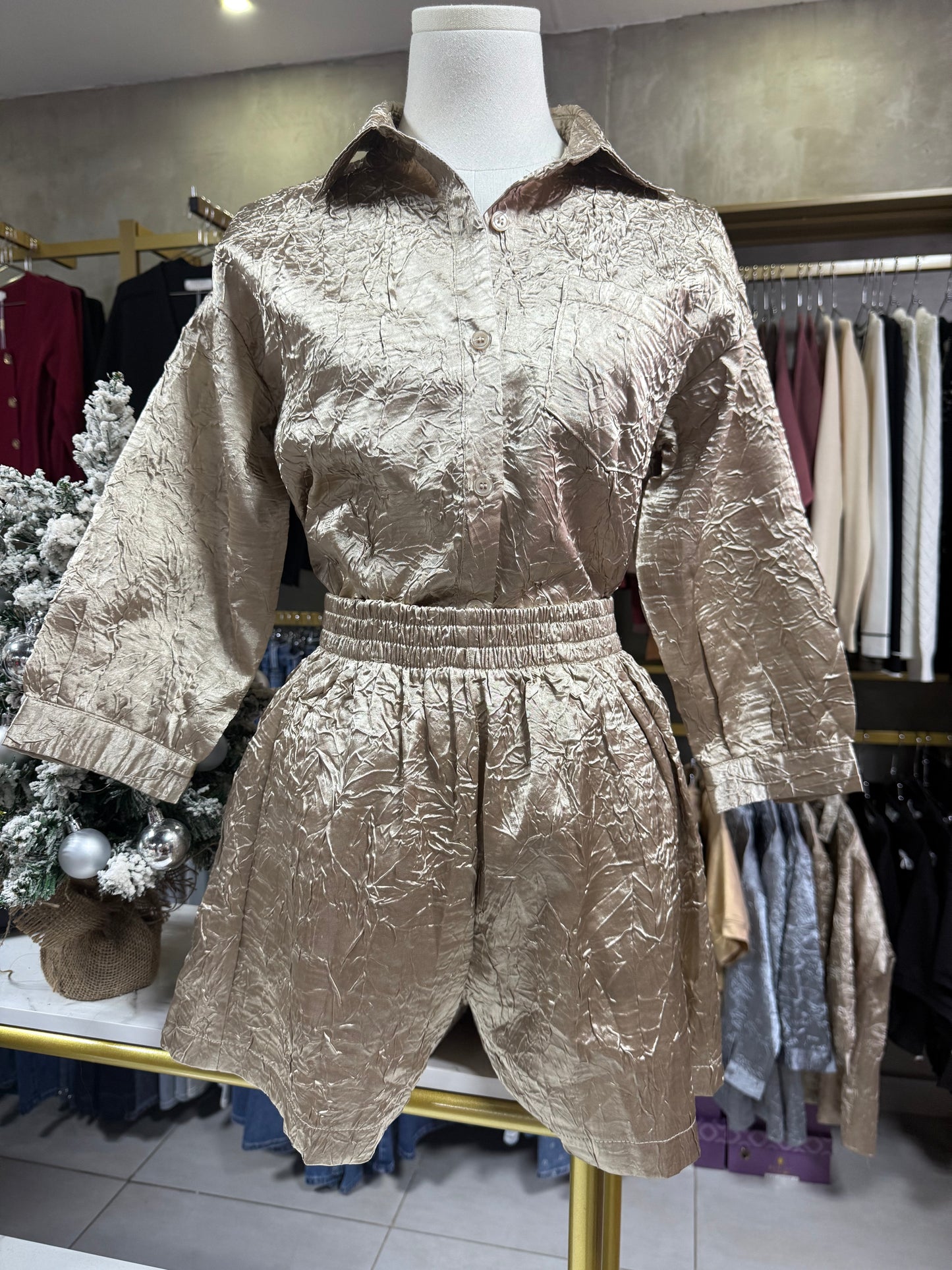 Conjunto Metálico de Dos Piezas – Estilo y Elegancia en Cada Paso