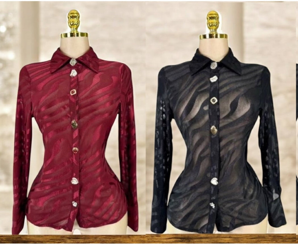 Blusa Mesh Elegante con Diseño Ondulado y Botones Frontales