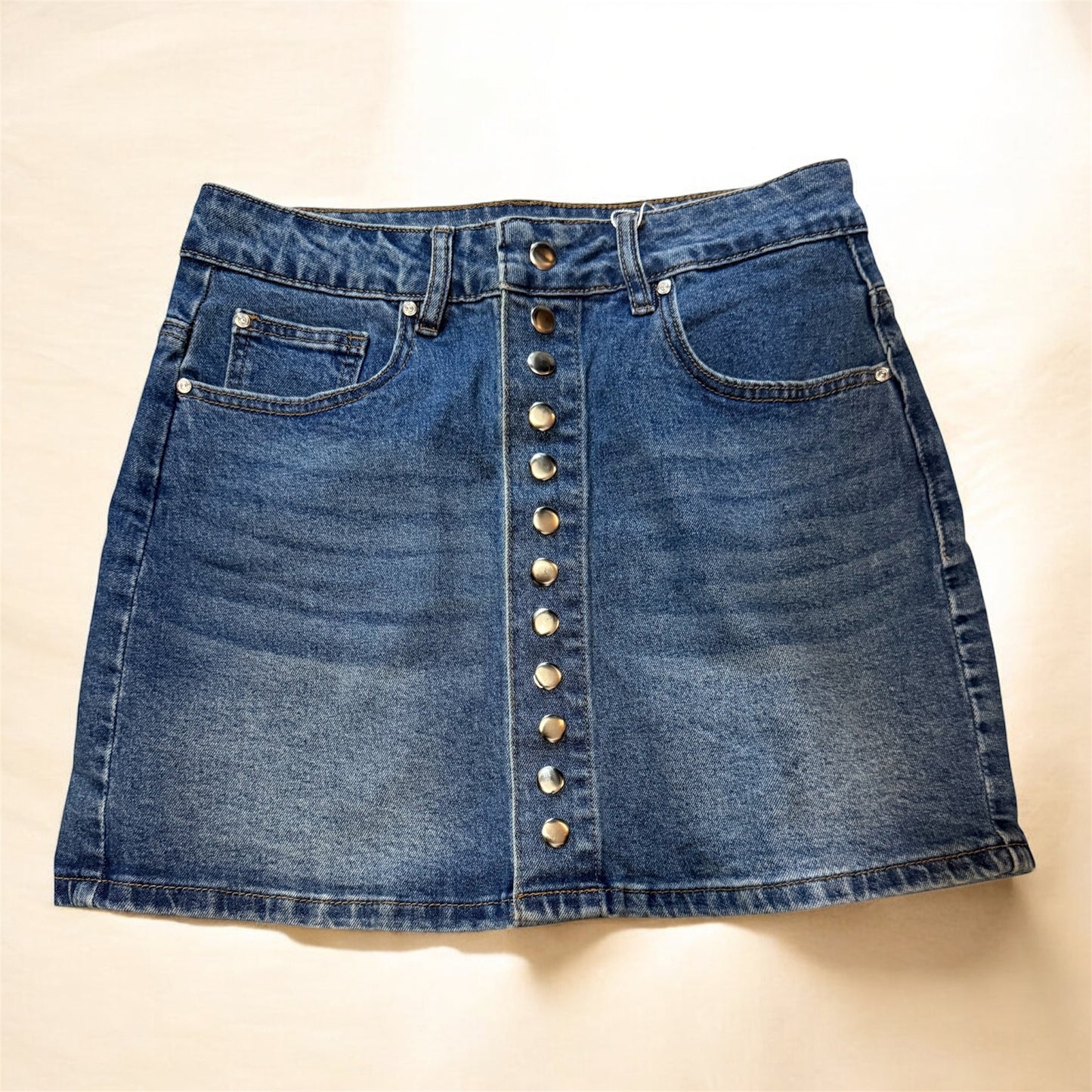 Falda Denim Clásica con Botones Frontales